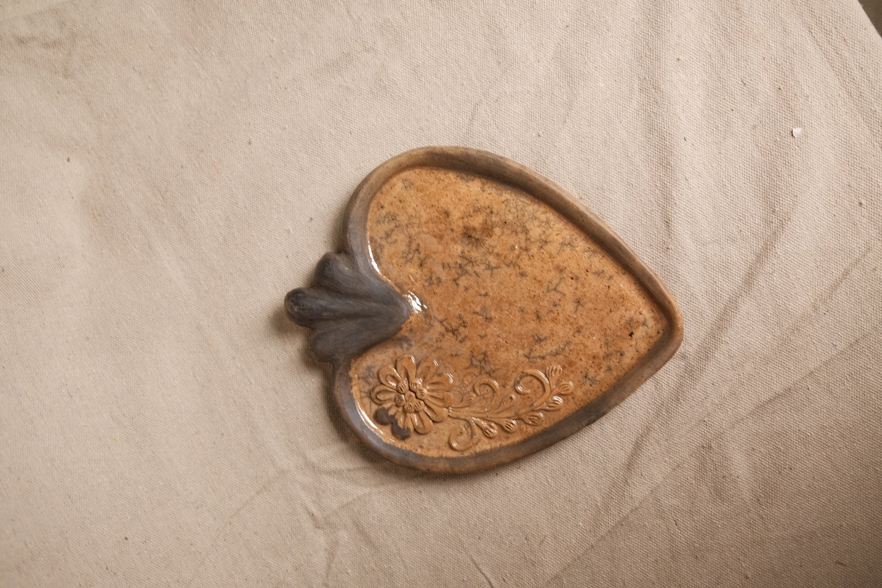 Flor de Corazón Plate